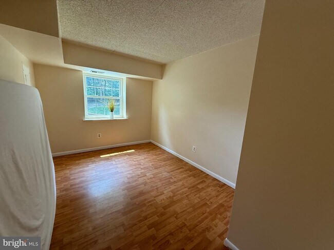 Building Photo - 3011 Valley Dr