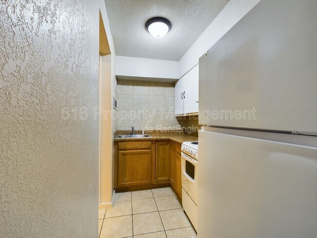 Building Photo - 15112 Bellaire Ave