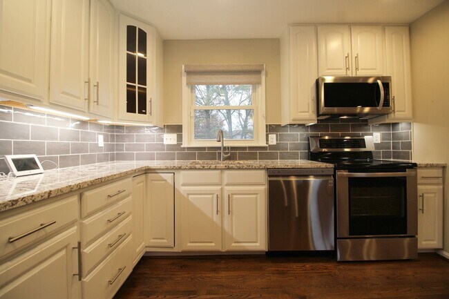 Building Photo - Large 4BR/3B Brick Home