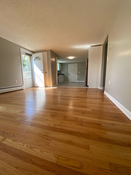 Livingroom/Kitchen - 31 Chapel St