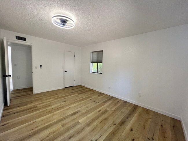 Building Photo - HOUSE - VILLAGE OF OAK CREEK