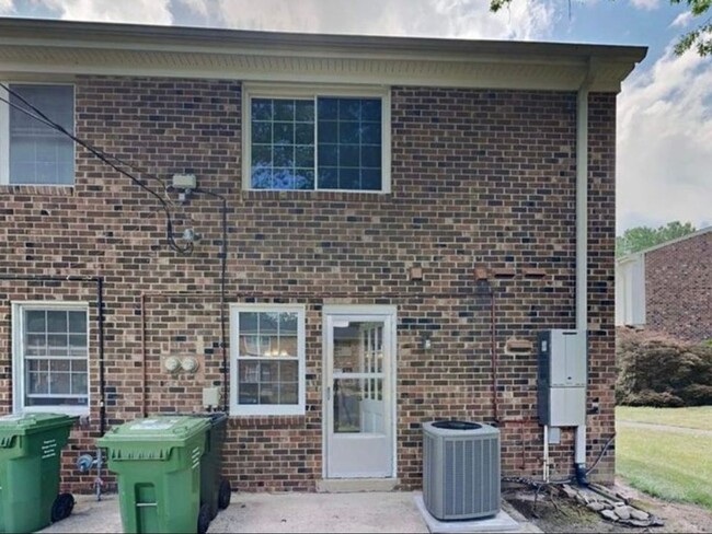 Building Photo - 2 Bedroom Townhome in Chapel Hill