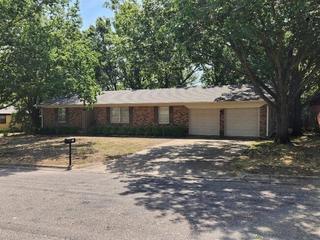 Building Photo - 841 Hillside Dr