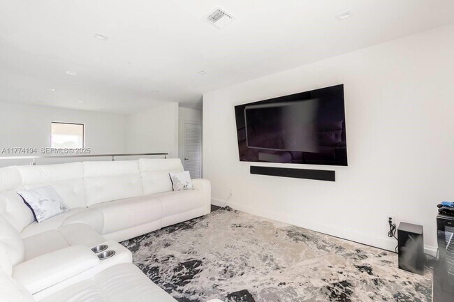 Building Photo - 2809 NE 14th Ave