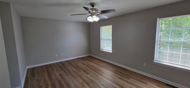 Building Photo - Charming 3-Bed Townhome in Sought-After Si...