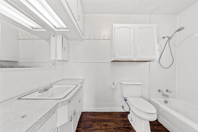 Building Photo - Updated 1-Bed Apartment with Private Entry and Huge Storage Room