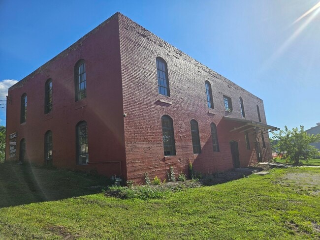 Building Photo - 1303 W College St