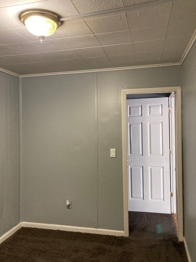 Building Photo - One Bedroom Apartment with den area- ALL UTILITIES INCLUDED!!