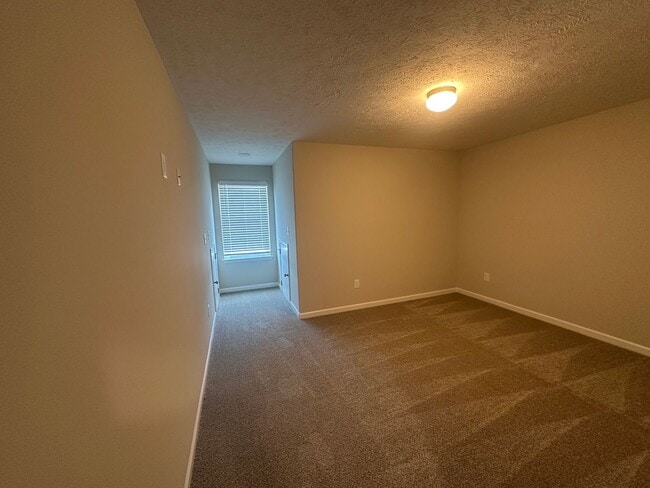 Building Photo - Beautiful 3 Bed 2.5 Bath Townhouse Near The Heart Of Shelbyville