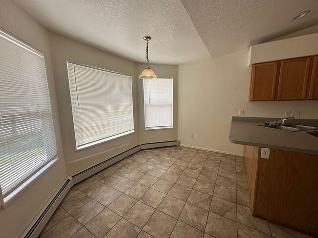 Building Photo - Charming 3 bed 2 bath home!!