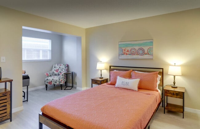 Gulf Side Bedroom w/Sitting Area - Redington Retreat