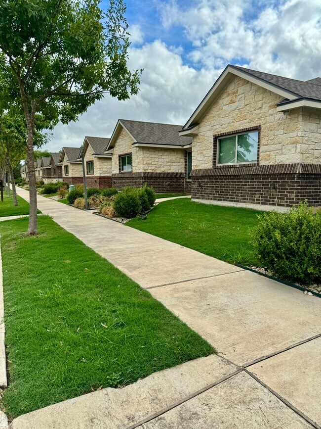 Building Photo - Contemporary 4/4.5 House in the Baylor Bub...