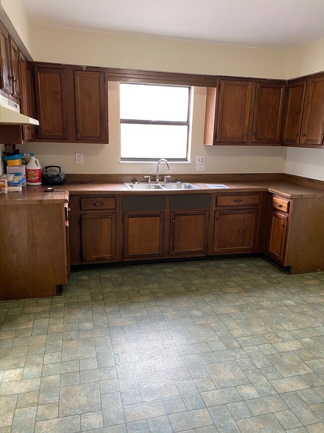 Building Photo - 4 Bedroom House in Alton