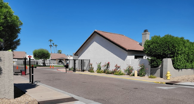 Building Photo - Central Phoenix Townhome Oasis – 2 Bed, 2 ...
