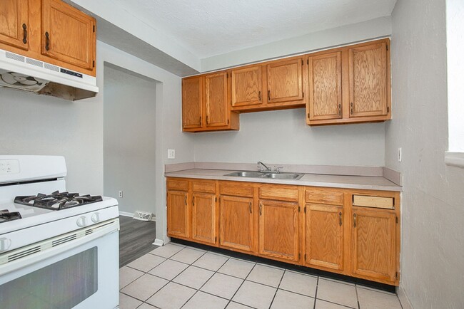 Building Photo - 2 BED 1.5 BATH UNIT IN THE BANBURY CONDOMINIUMS!