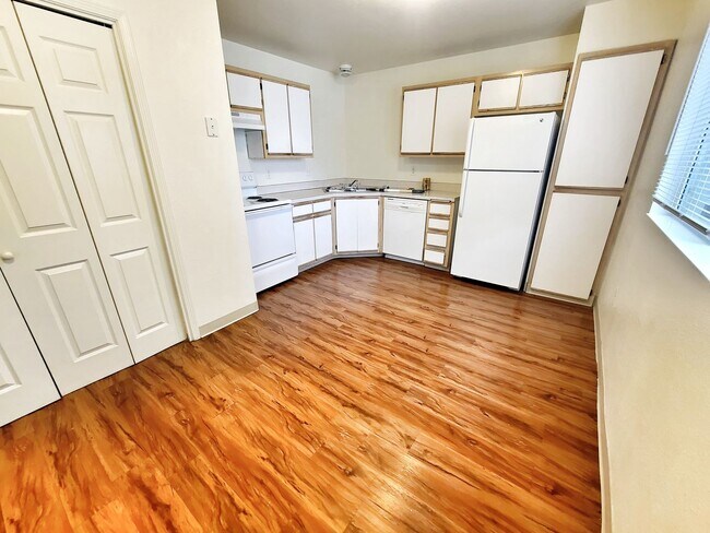 Building Photo - Perfect 3 bed 2 bath with gas Fireplace