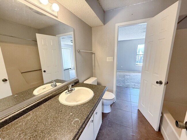Building Photo - Charming 2-Bedroom Brick Home with Spaciou...