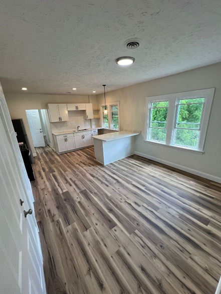 Building Photo - 884 Copley Rd