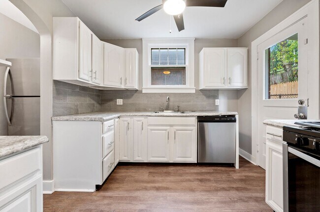 Building Photo - Updated 3 Bed, 1 Bath with Central AC, Laundry in Basement! Available Early June