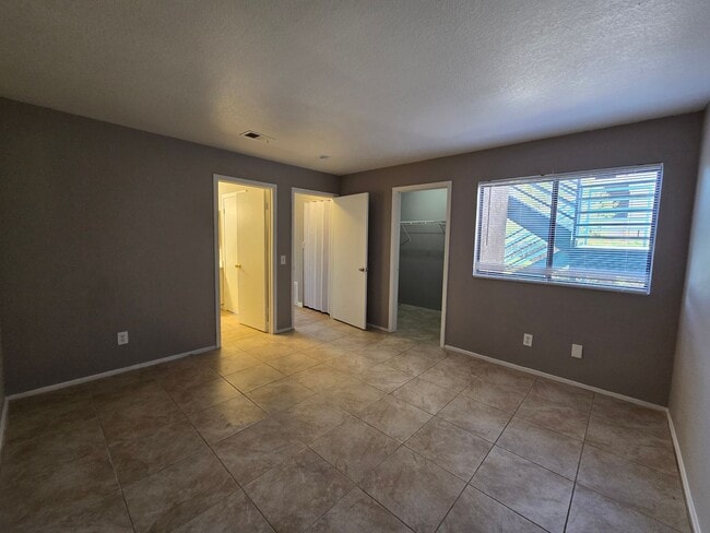Building Photo - Charming 2-Bedroom Condo in Gated Communit...