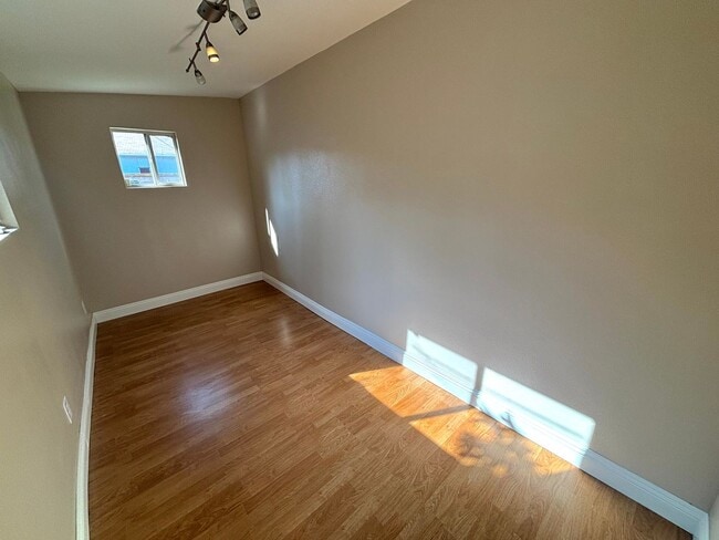 Building Photo - Spacious 2 Bedroom Home with 2 Bonus Rooms