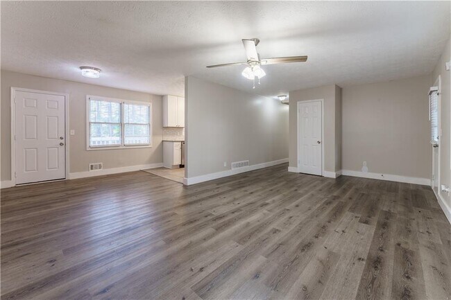 Building Photo - 5700 Tracy Dr SE