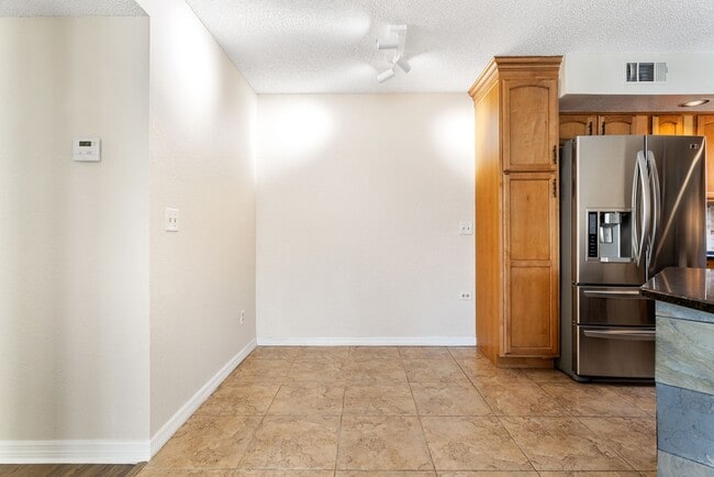 Building Photo - Venetian Place - 612