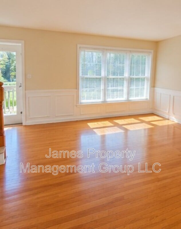 Building Photo - 458 Oak St