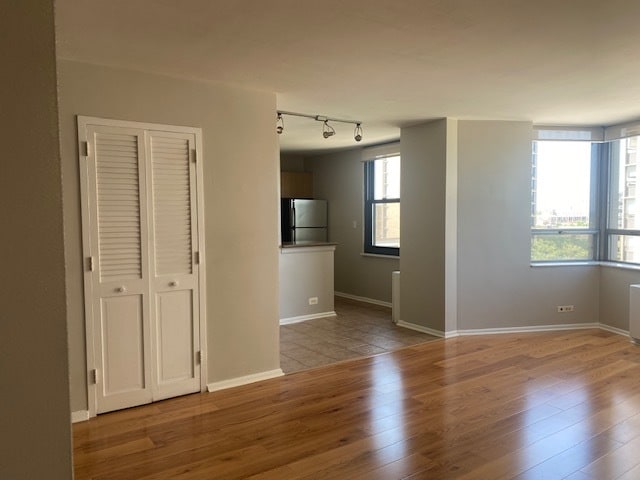 Building Photo - 5701 N Sheridan Rd