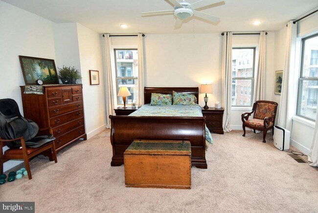 Building Photo - 4-Level Furnished townhome!