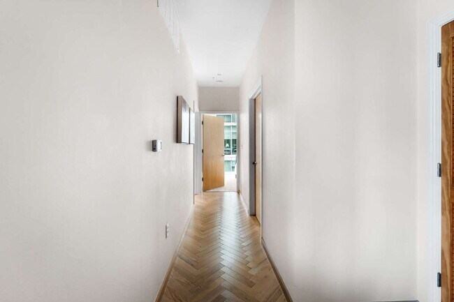 Building Photo - Sophisticated Living on Barton Springs