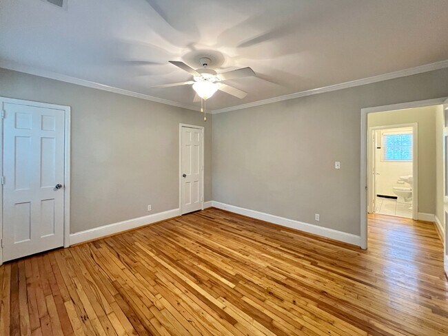 Building Photo - Freshly Painted Elizabeth Condo