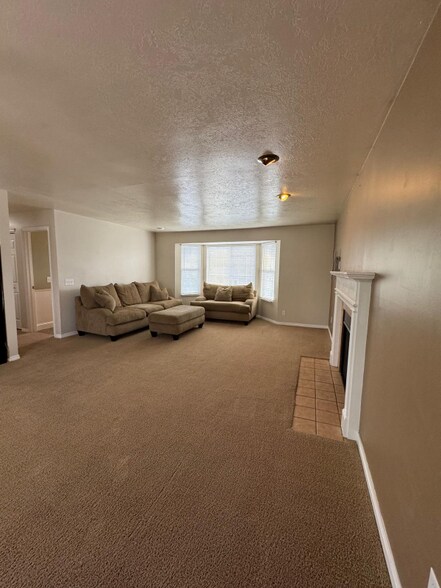 Building Photo - 800 Gatewood Dr