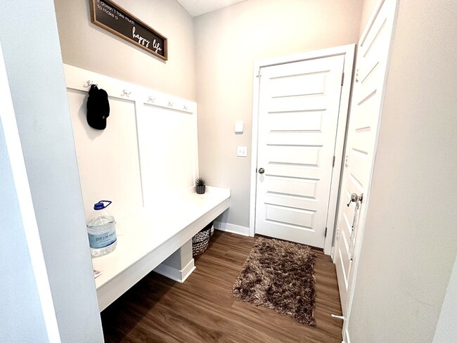 Building Photo - Furnished House in Avon
