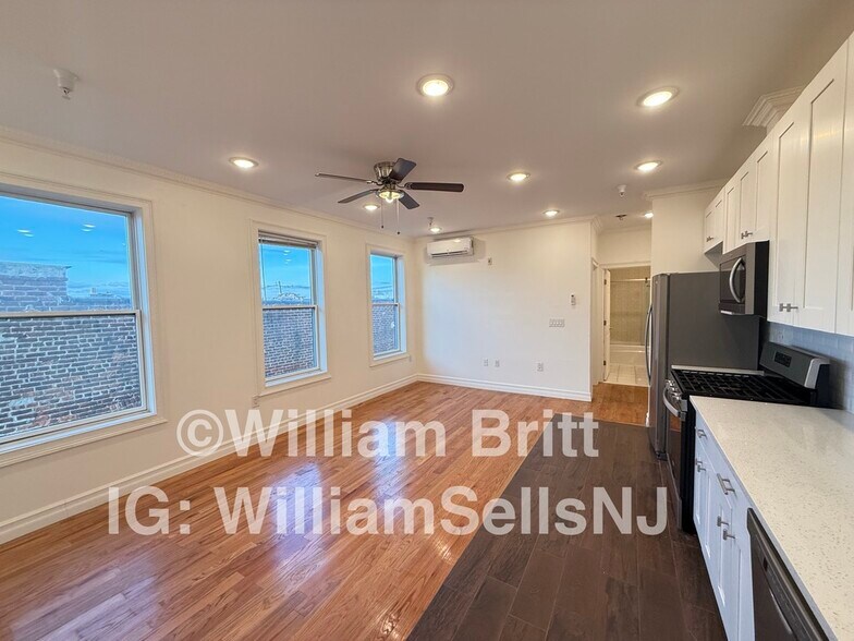 Building Photo - 373 Danforth Ave