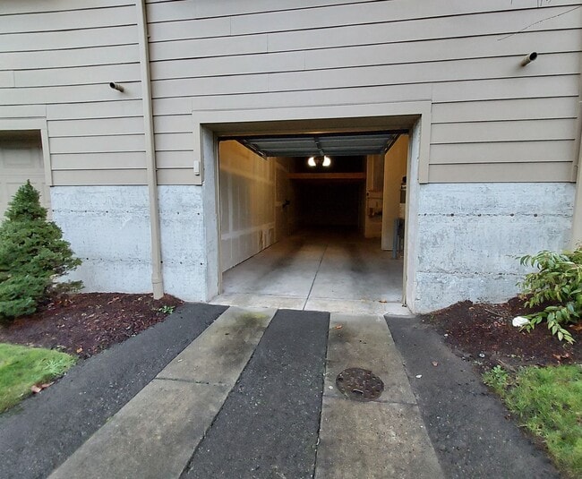 Building Photo - 2 Bed - 2 Bath Townhome in Downtown Tacoma!