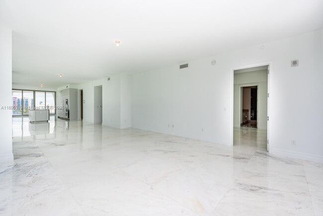 Building Photo - 16901 Collins Ave