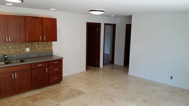 Building Photo - Kaimuki Duplex, Owners live upstairs, 3 Be...