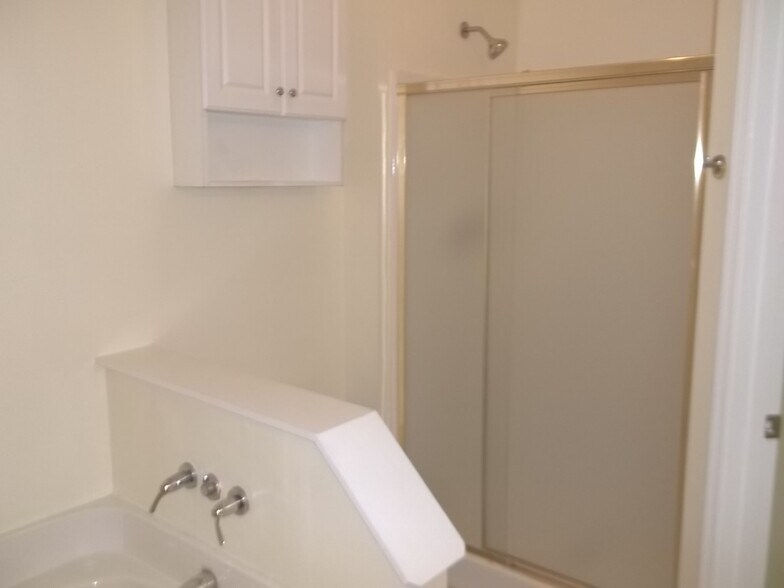 MASTER BATH SHOWER - 5422 NW Crista St