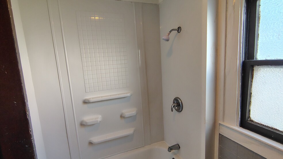 Building Photo - 320 W Elm St