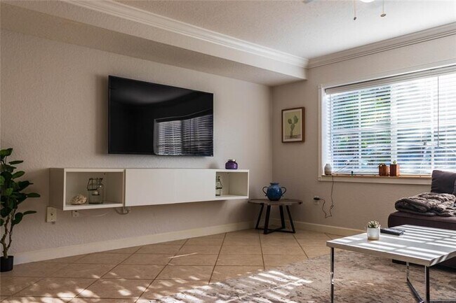 Building Photo - 151 NE 16th Ave