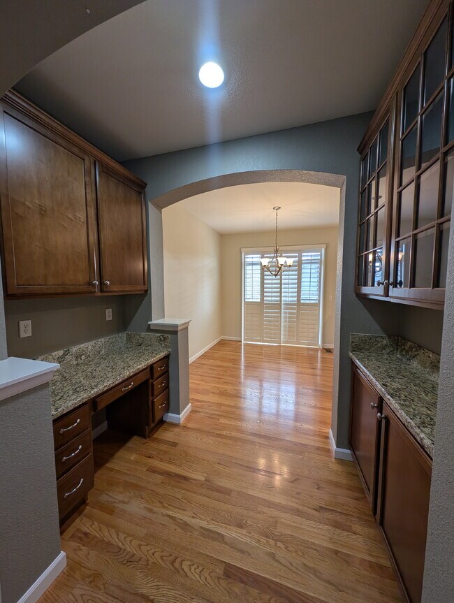 Building Photo - Great Lowry Townhome!