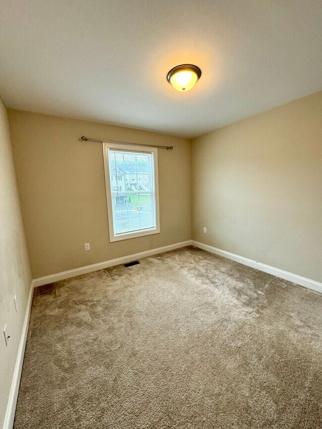 Building Photo - ***FIRST MONTHS RENT HALF PRICE***3BR/2.5B...