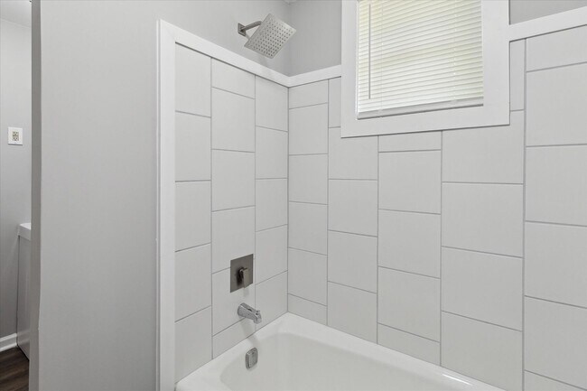 Building Photo - Huge East Savannah 4BR/2BA House For Rent