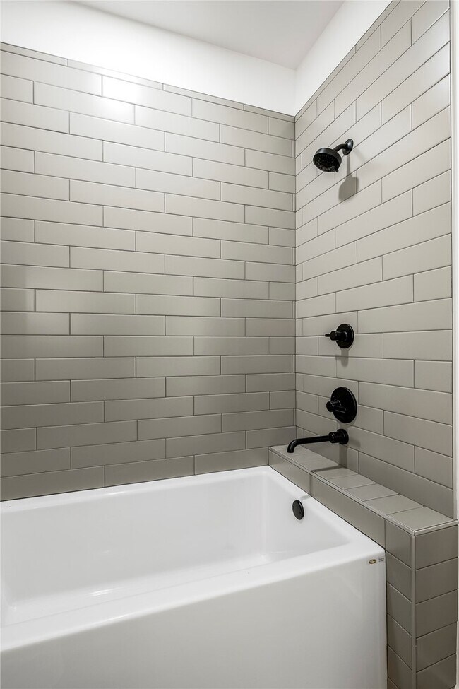 Building Photo - 949 SE 10th St