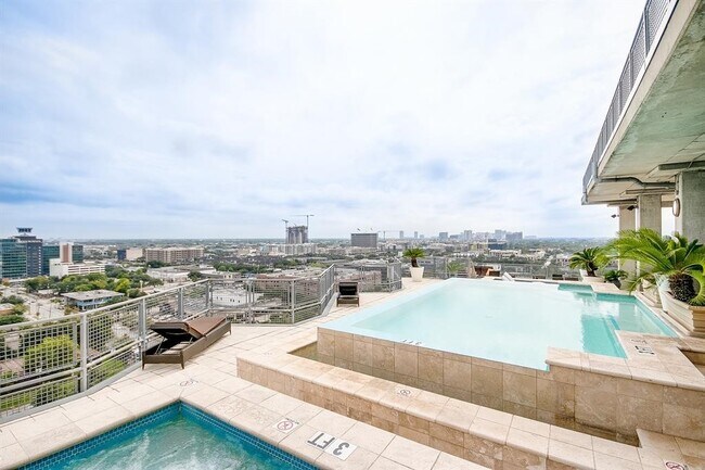 Building Photo - 2000 Bagby St