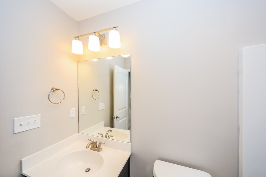 Building Photo - 7681 Carlton Dr