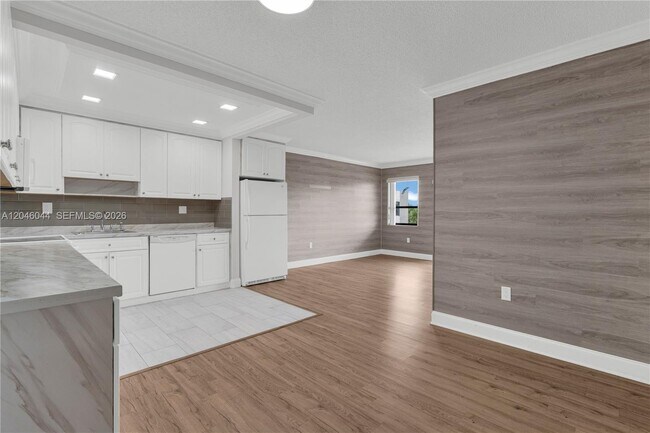 Building Photo - 1121 SW 122nd Ave