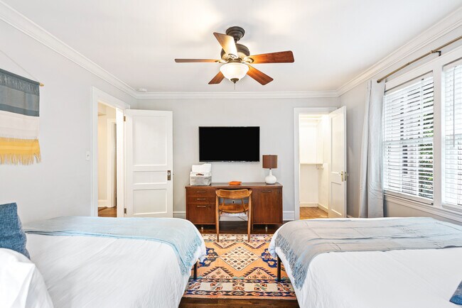 Building Photo - 919 Gilbert St SE