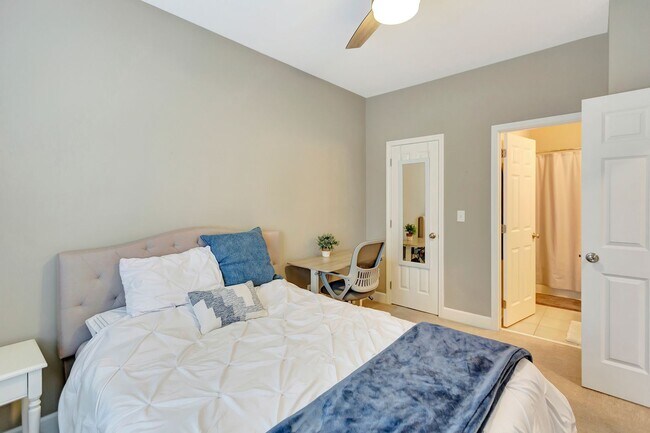 Building Photo - Immaculate Townhome in Dunes West